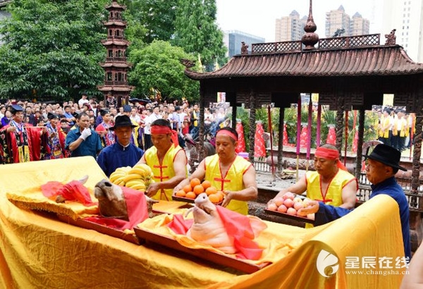 (花炮业界在大瑶镇纪念花炮祖师李畋.彭红霞 摄)