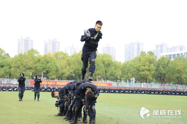 湖南警察学院军训汇演现场,通讯员供图