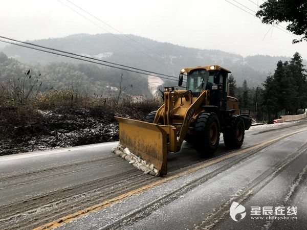 (推土机正在路上铲冰.图片均由浏阳市委宣传部提供)