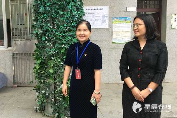 (家长变身的"见习教师"荆玲(右)和砂子塘泰禹小学校长李臻(左)一同