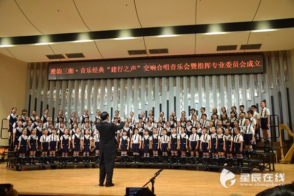 (陈威廉和童声合唱团的孩子们构成了当晚演出最年长指挥与最年幼演唱