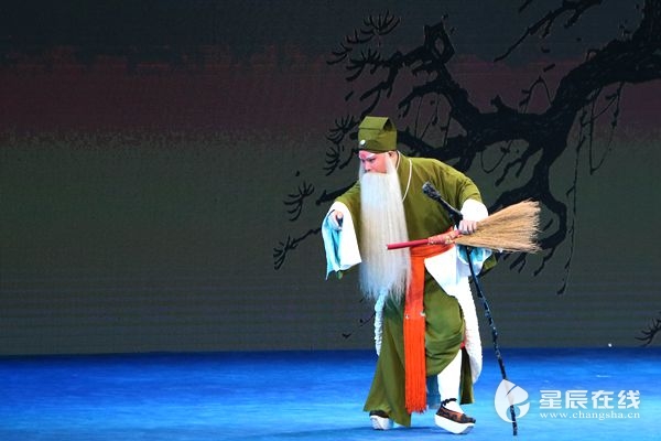 (江喻旺表演的湘剧《扫松》选段.)