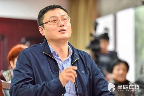 (长沙市芙蓉区定王台街道党工委书记刘宪就基层党建工作进行现场提问.