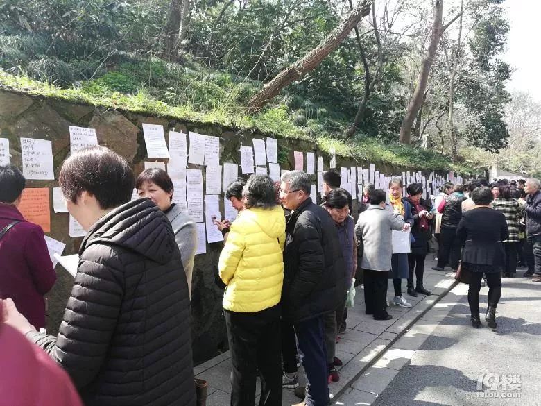 杭州家长挤爆相亲角:女儿博士学历却只敢说是硕士
