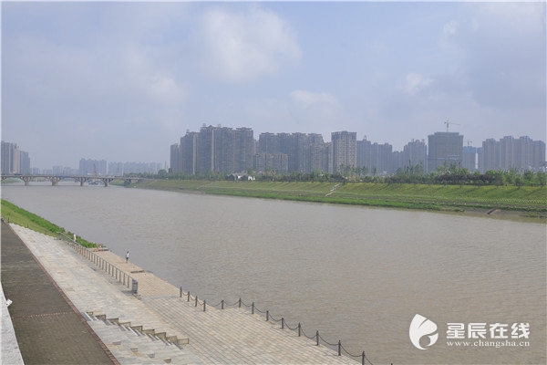 通讯员 许杰)从空中俯瞰浏阳河芙蓉区段,一湾碧水奔波向北,两岸风光