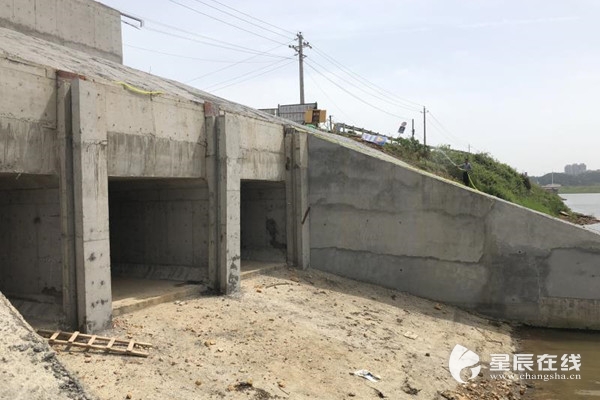 汛期来临 长沙县湘龙西路土桥撇洪渠涉水穿堤段箱涵如期完工
